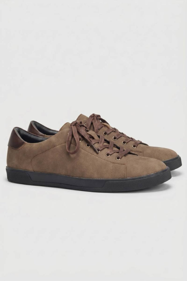 Herren-Sneaker im Low-Top-Schnitt | Minimalistischer Wildleder-Look | Ton-in-Ton-Schnürung | Urbaner Look
