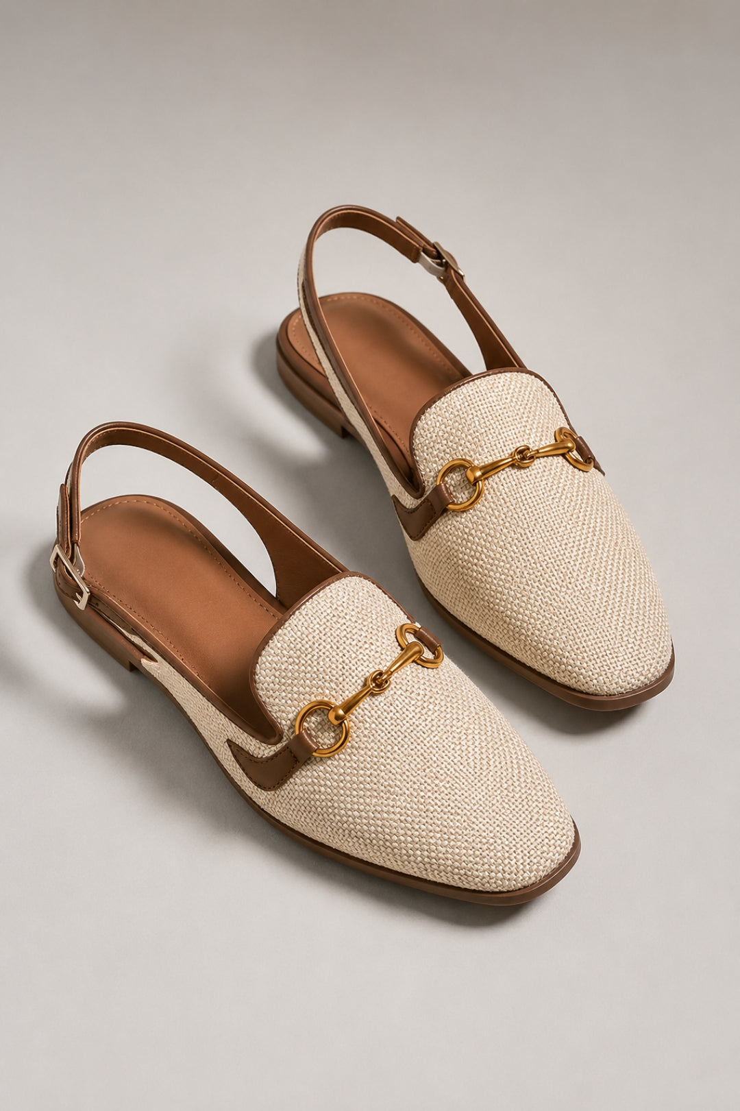 Schicke, figurbetonte Damensandalen | Beige mit Fersenriemen, geflochtener Struktur und goldenem Ziereleme