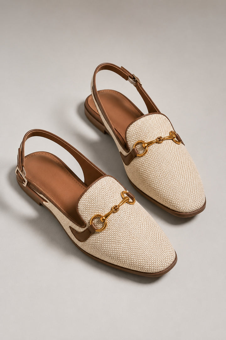 Schicke, figurbetonte Damensandalen | Beige mit Fersenriemen, geflochtener Struktur und goldenem Ziereleme