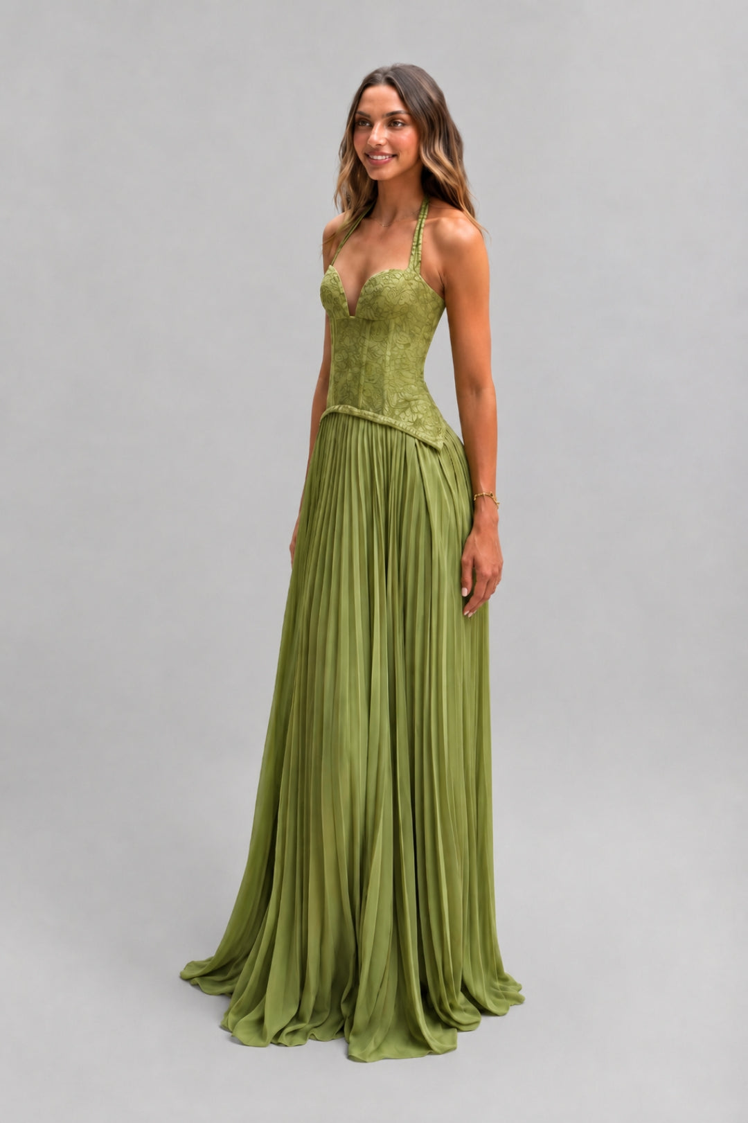 Elegantes, ausgestellt geschnittenes Damenkleid | Olivgrünes Maxikleid mit schmalen Trägern, besticktem Oberteil und plissiertem Rock