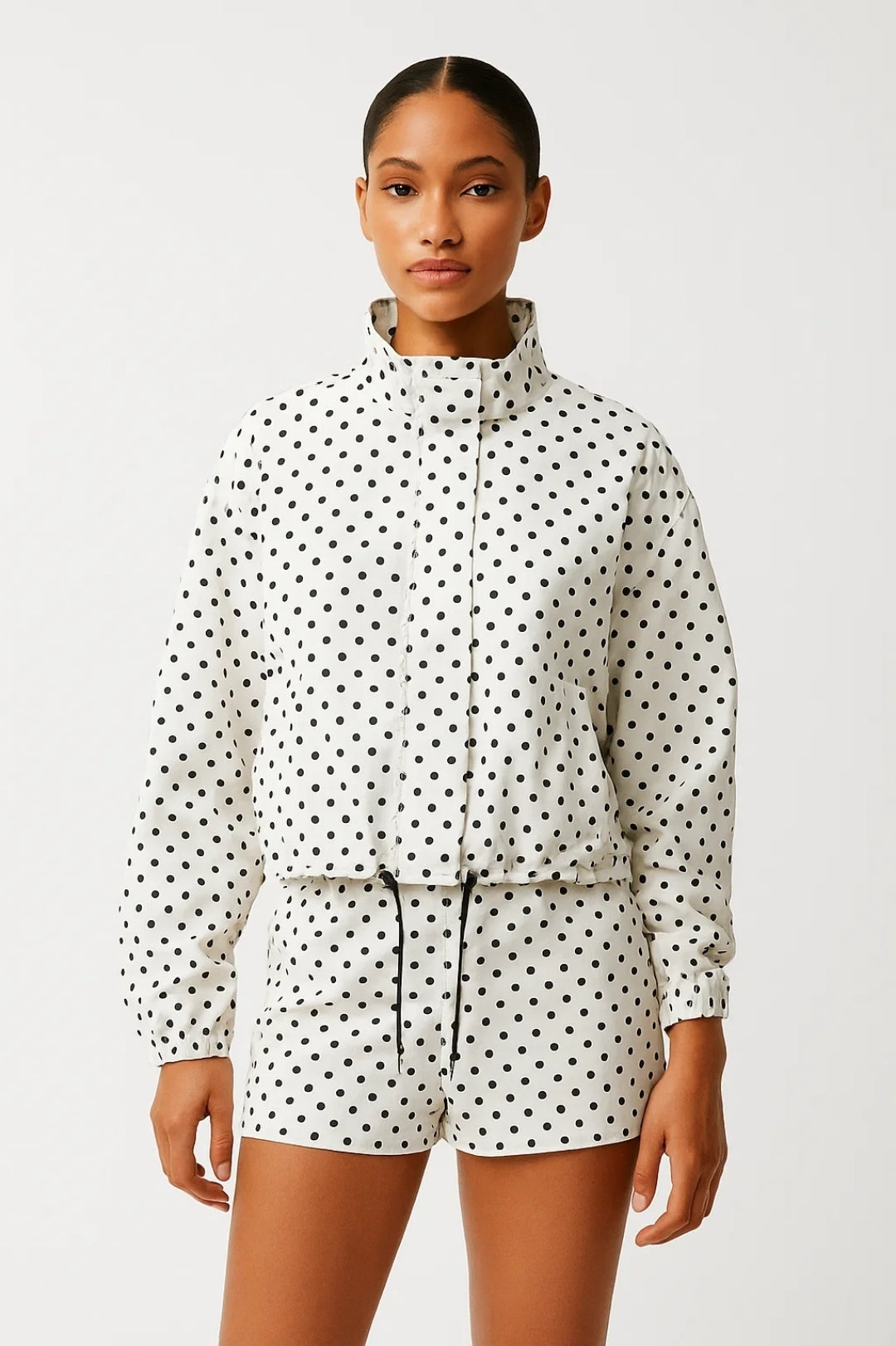 Damen-Set im lässigen Schnitt | Reißverschlussjacke mit Punktmuster und dazu passende lässige Shorts