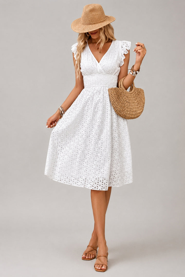 Figurbetontes Sommerkleid für Damen | V-Ausschnitt, durchbrochene Stickereien, Rüschenärmel