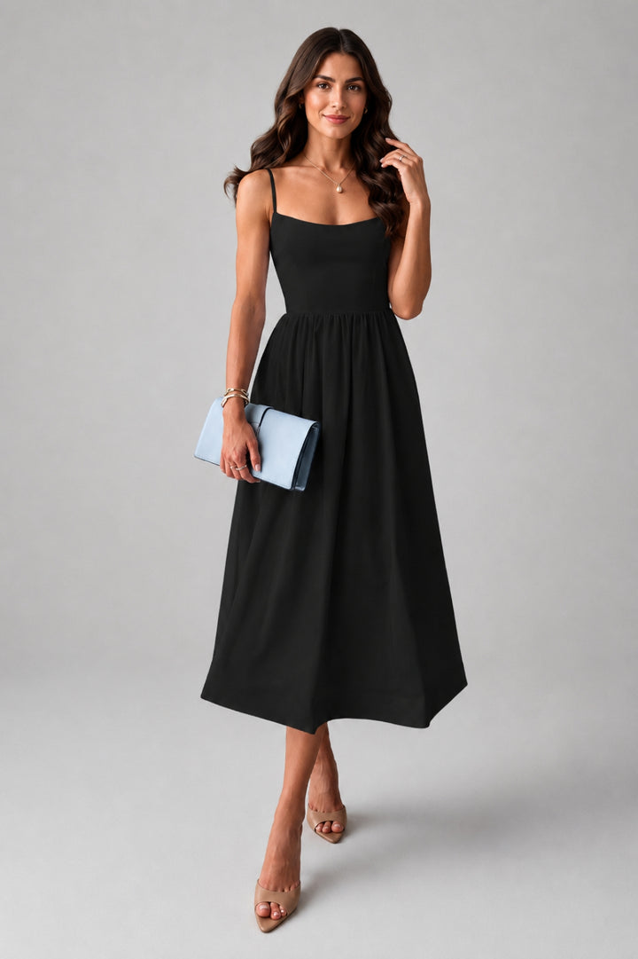 Schickes Damenkleid im ausgestellten Schnitt | Himmelblaues Midi-Kleid mit schmalen Trägern