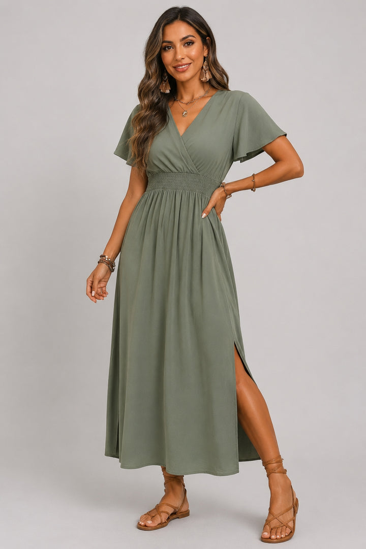 Boho-Kleid für Damen mit fließendem Schnitt | Langes Kleid in Salbeigrün mit gekreuztem V-Ausschnitt, gesmokter Taille und Schmetterlingsärmeln