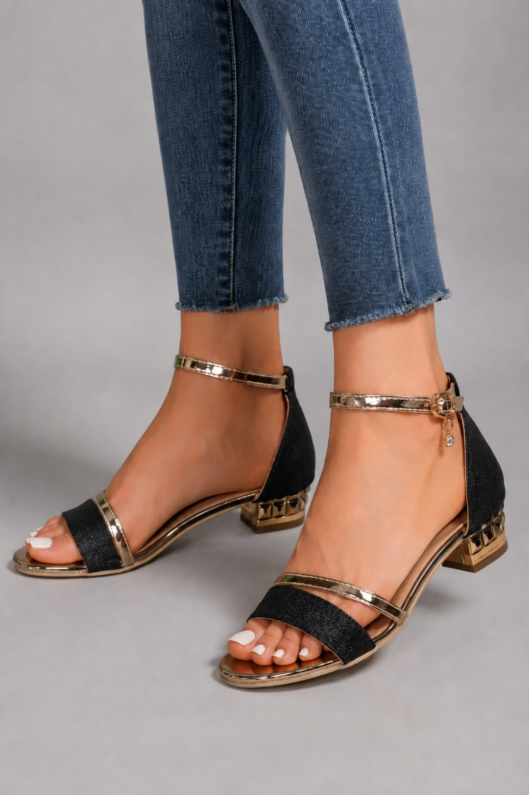 Glamouröse Damensandalen in enger Passform | Schwarz mit goldenem Knöchelriemen, Zierblockabsatz und offener Spitze
