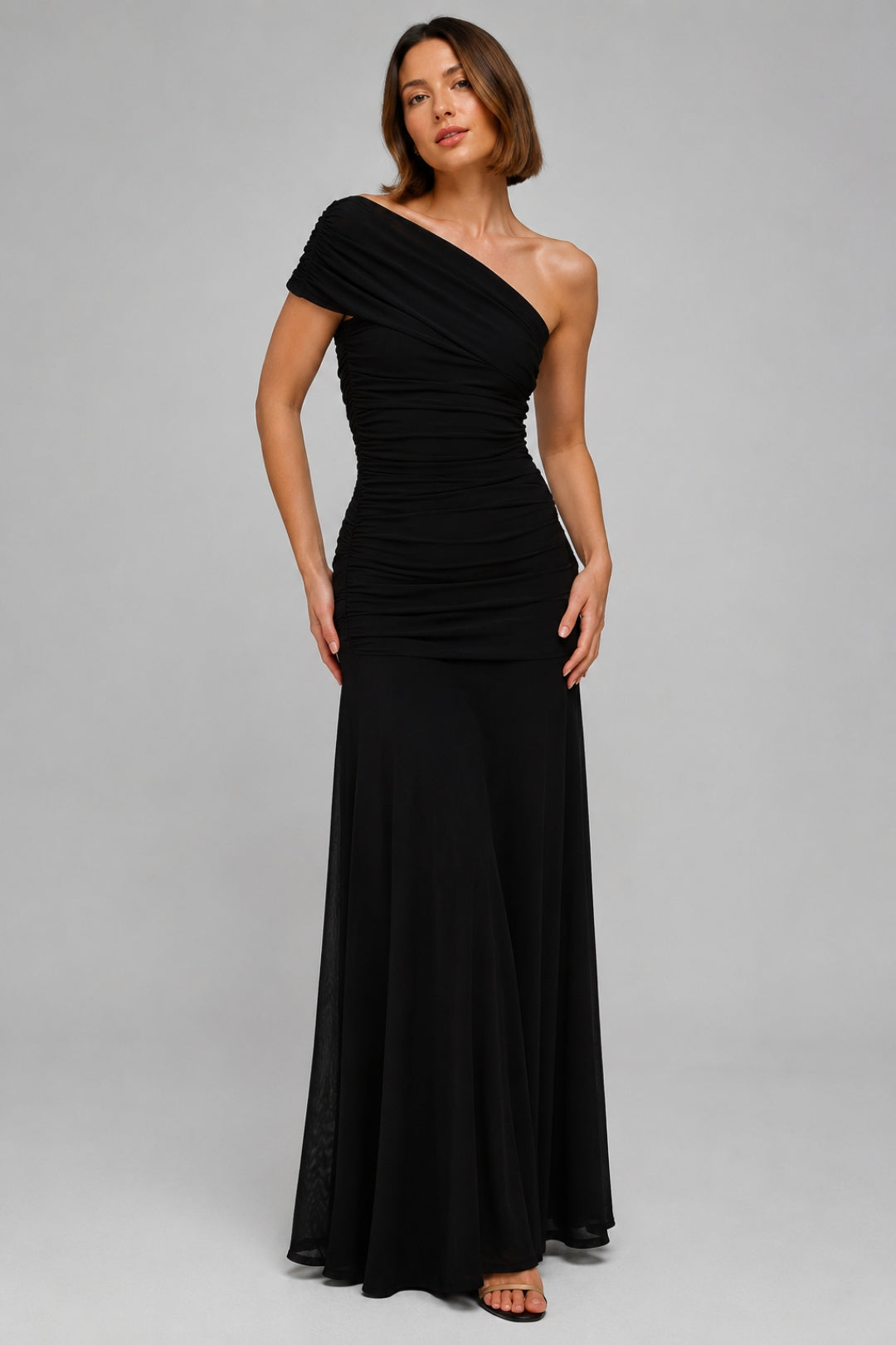 Schickes, figurbetontes Damenkleid | Ein-Schulter-Maxikleid in Koralle mit gerafftem Drapé und schlanker Silhouette