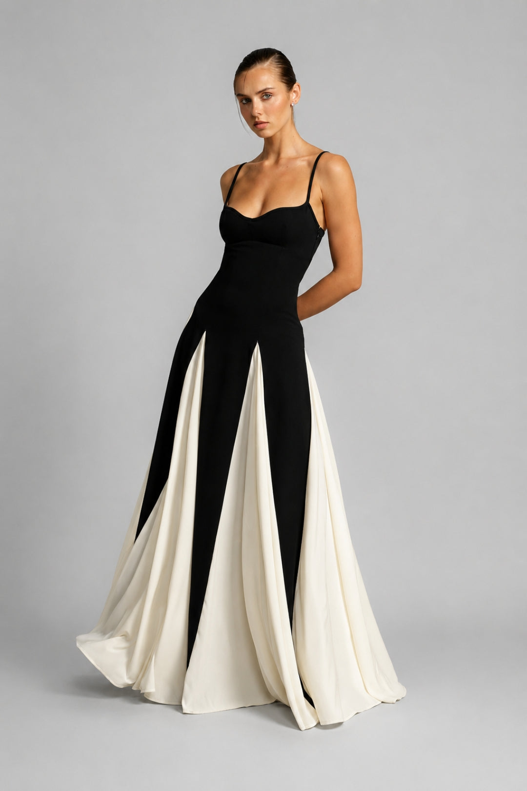 Elegantes, figurbetontes Damenkleid | Zweifarbiges Maxikleid in Schwarz und Weiß mit schmalen Trägern und ausgestelltem Rock