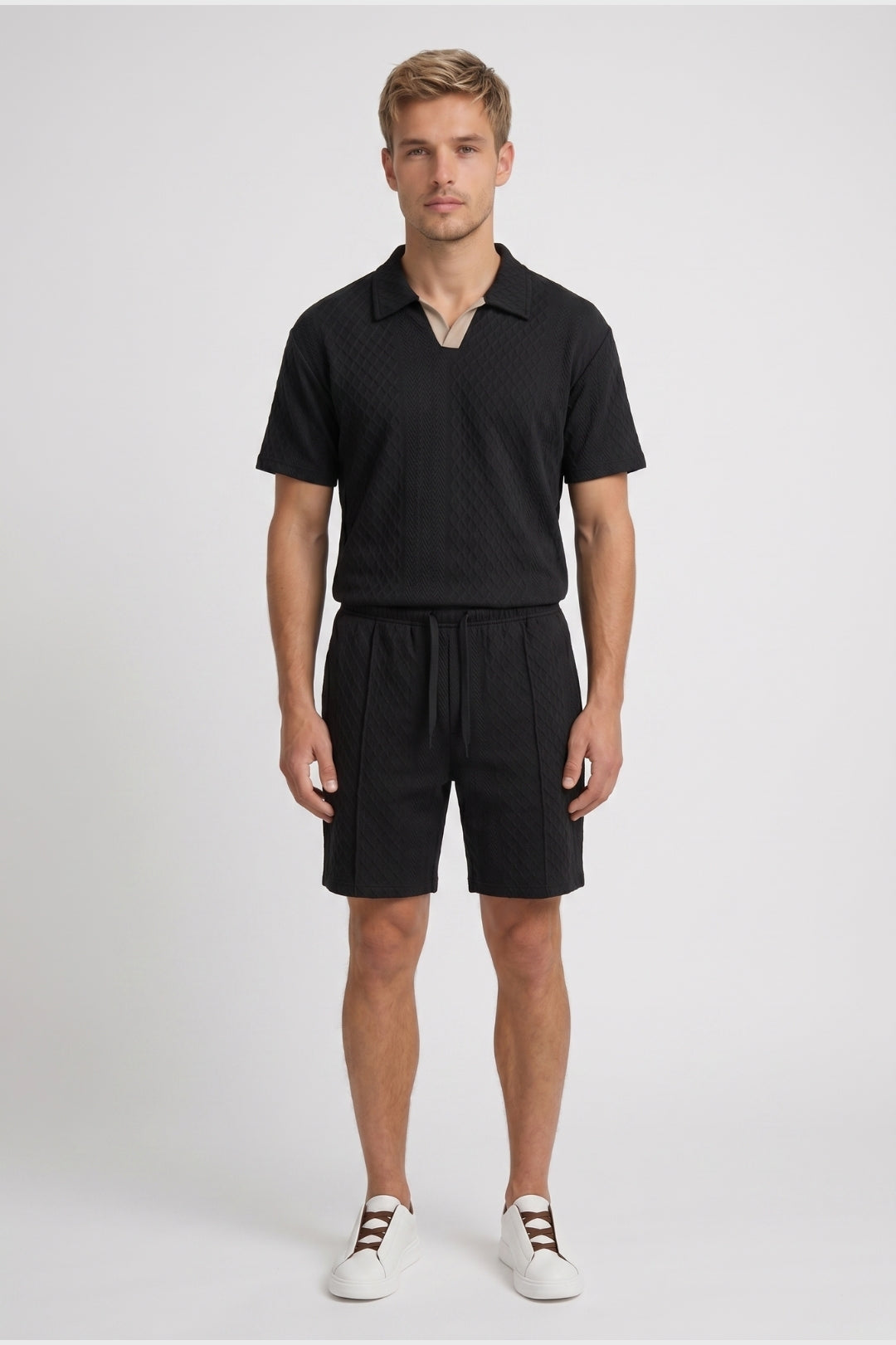 Herren-Set im lässig-schicken Stil | Kurzärmeliges Polohemd | Passende Shorts | Reliefstruktur