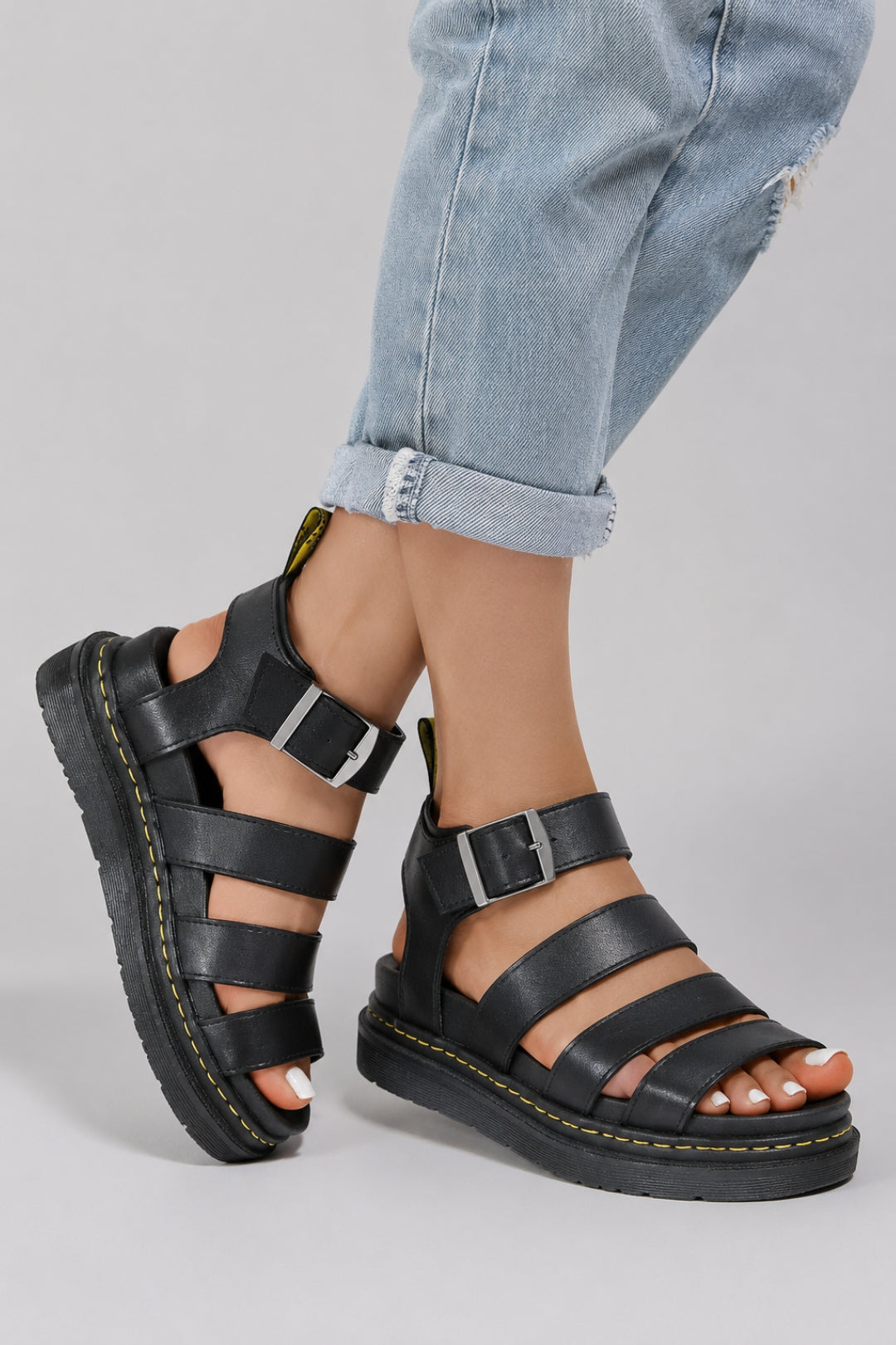 Lässige Damensandalen | Mehrere Riemen, geriffelte Plateausohle und Lederoptik