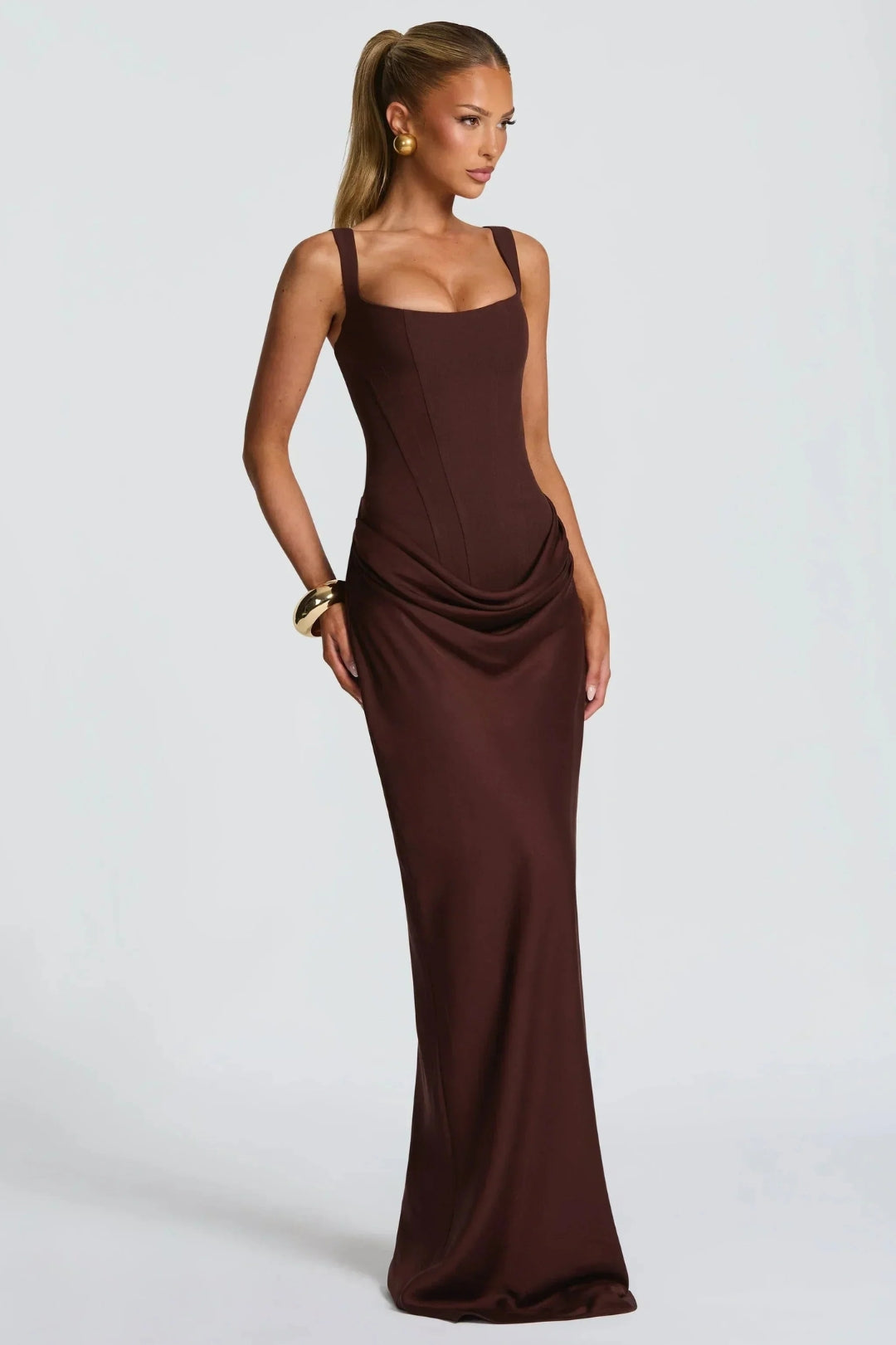 Elegantes, figurbetontes Damenkleid | Bordeauxrotes Maxikleid mit breiten Trägern, seitlichem Drapage und Korsettschnitt