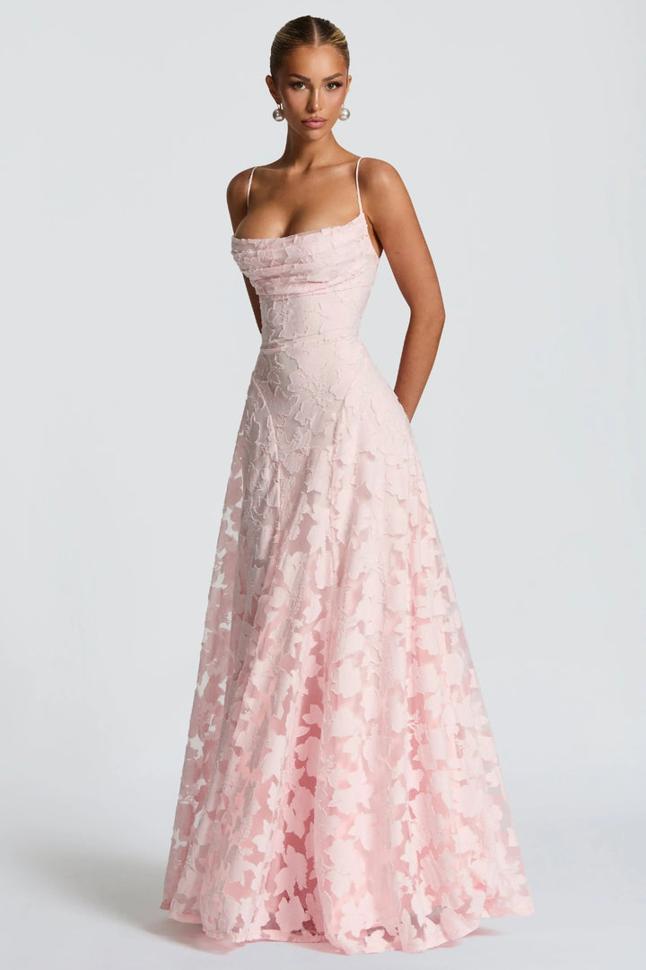 Romantisches Damenkleid im A-Linien-Schnitt | Rosa Maxikleid mit schmalen Trägern und floralen Applikationen