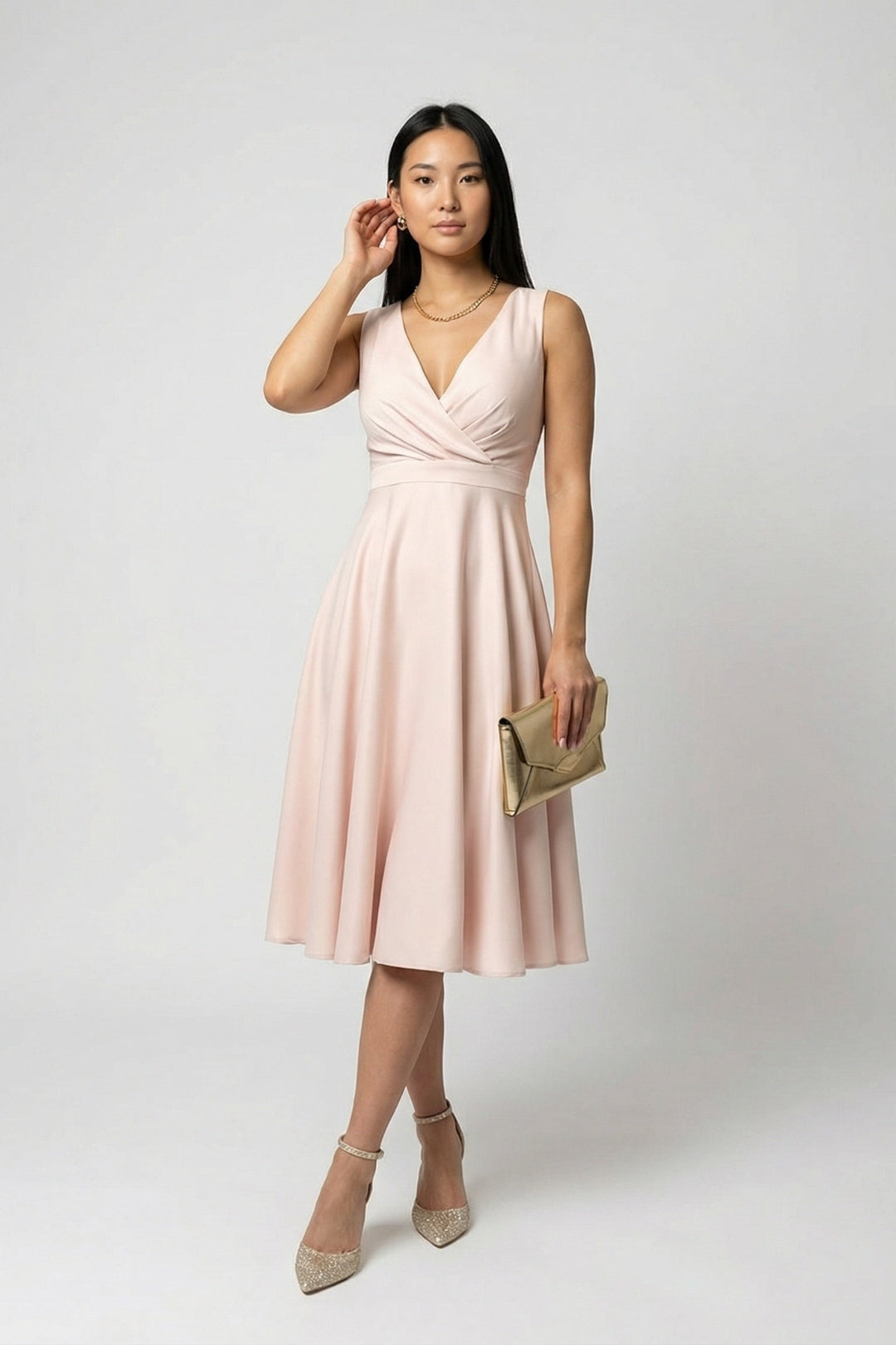 Elegantes, ausgestellt geschnittenes Damenkleid | Midi-Länge in Puderrosa mit gekreuztem V-Ausschnitt, hoher Taille und fließendem Rock