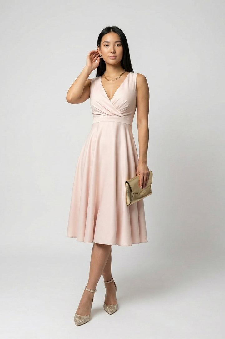 Elegantes, ausgestellt geschnittenes Damenkleid | Midi-Länge in Puderrosa mit gekreuztem V-Ausschnitt, hoher Taille und fließendem Rock