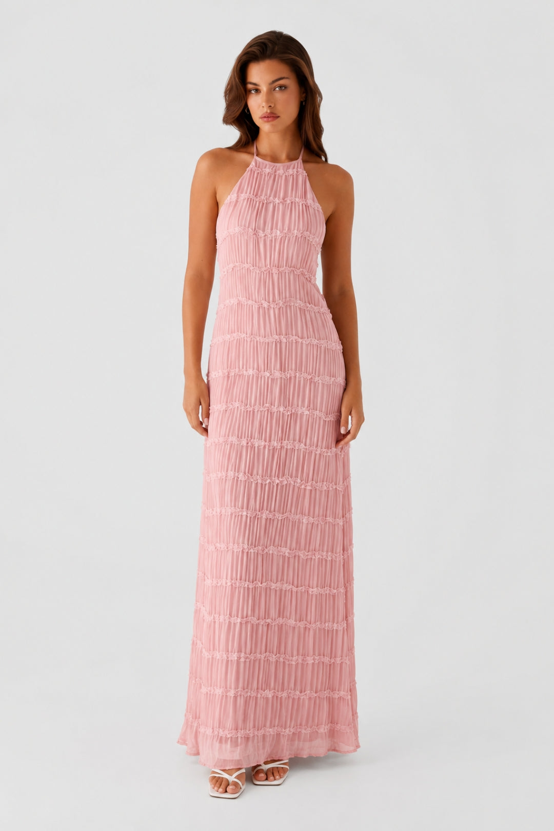 Schickes, fließend fallendes Damenkleid | Rosa Maxikleid mit Neckholder-Ausschnitt und geometrischer Reliefstruktur