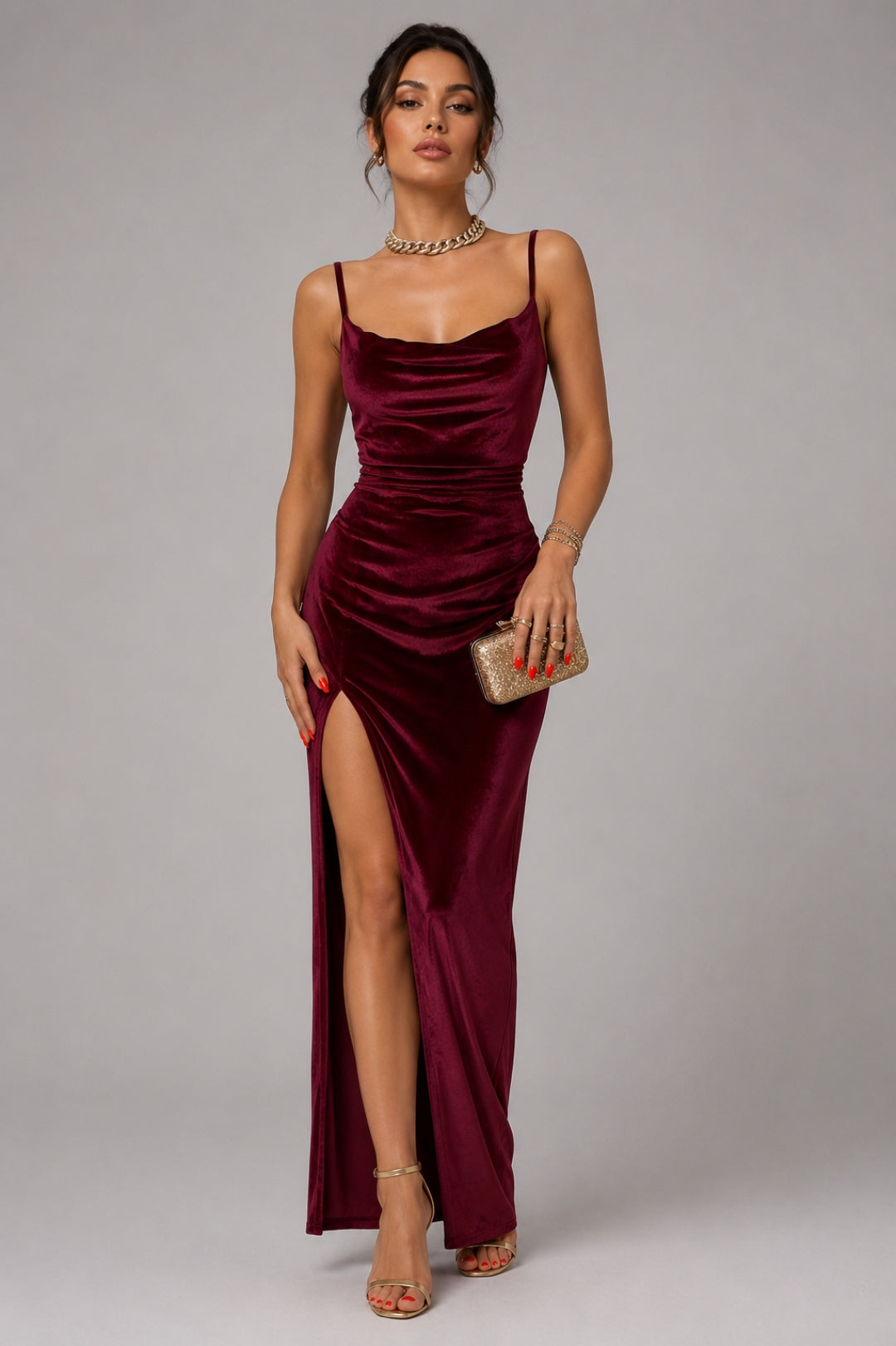 Elegantes, figurbetontes Damenkleid | Maxikleid in Bordeauxrot mit Wasserfallausschnitt, schmalen Trägern und seitlichem Schlitz