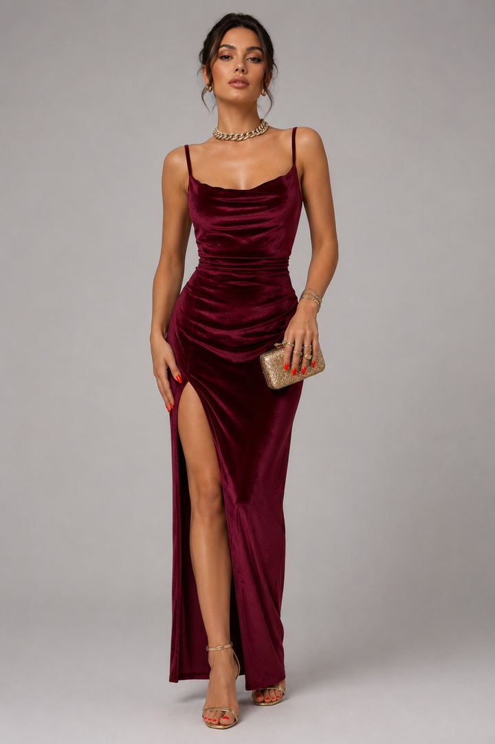 Elegantes, figurbetontes Damenkleid | Maxikleid in Bordeauxrot mit Wasserfallausschnitt, schmalen Trägern und seitlichem Schlitz