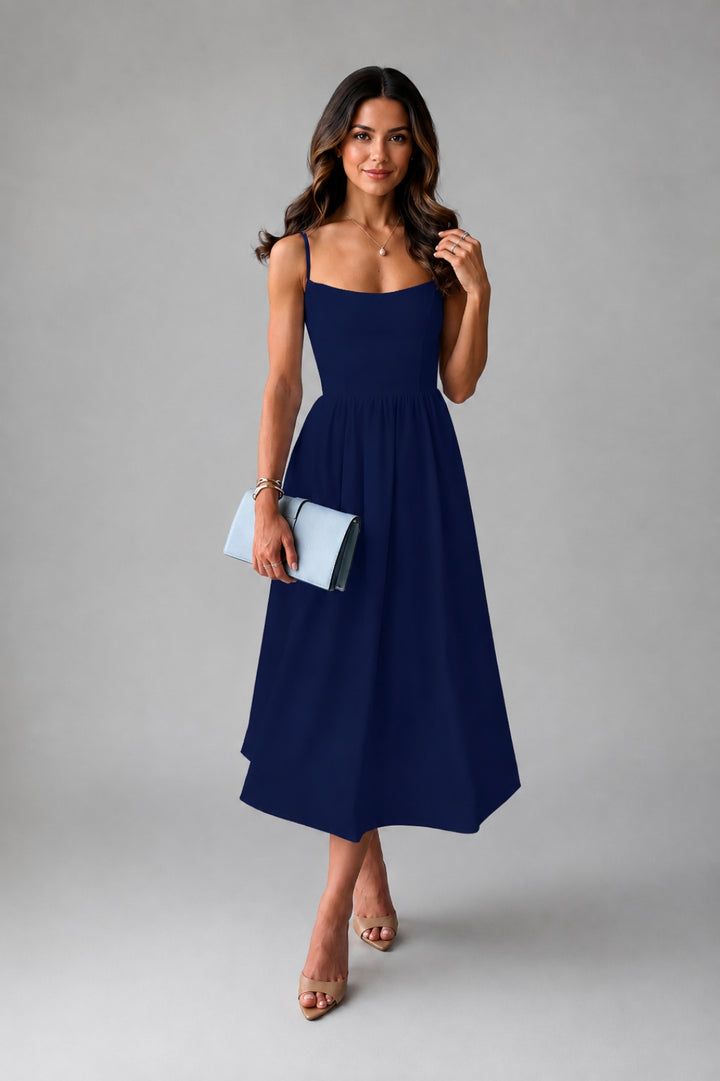 Schickes Damenkleid im ausgestellten Schnitt | Himmelblaues Midi-Kleid mit schmalen Trägern