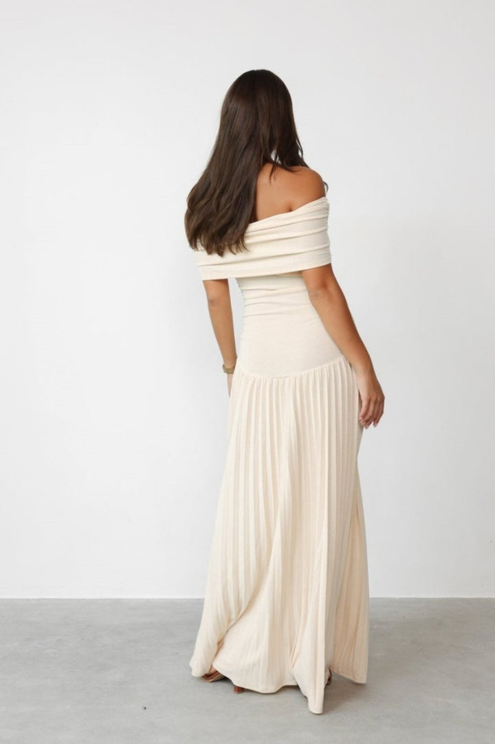 Elegantes, figurbetontes Damenkleid | Freie Schultern | Langer Faltenrock | Hochzeitsgäste