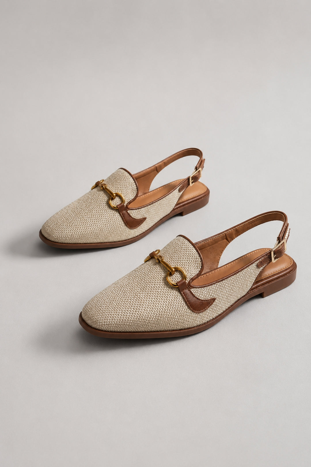 Schicke, figurbetonte Damensandalen | Beige mit Fersenriemen, geflochtener Struktur und goldenem Ziereleme