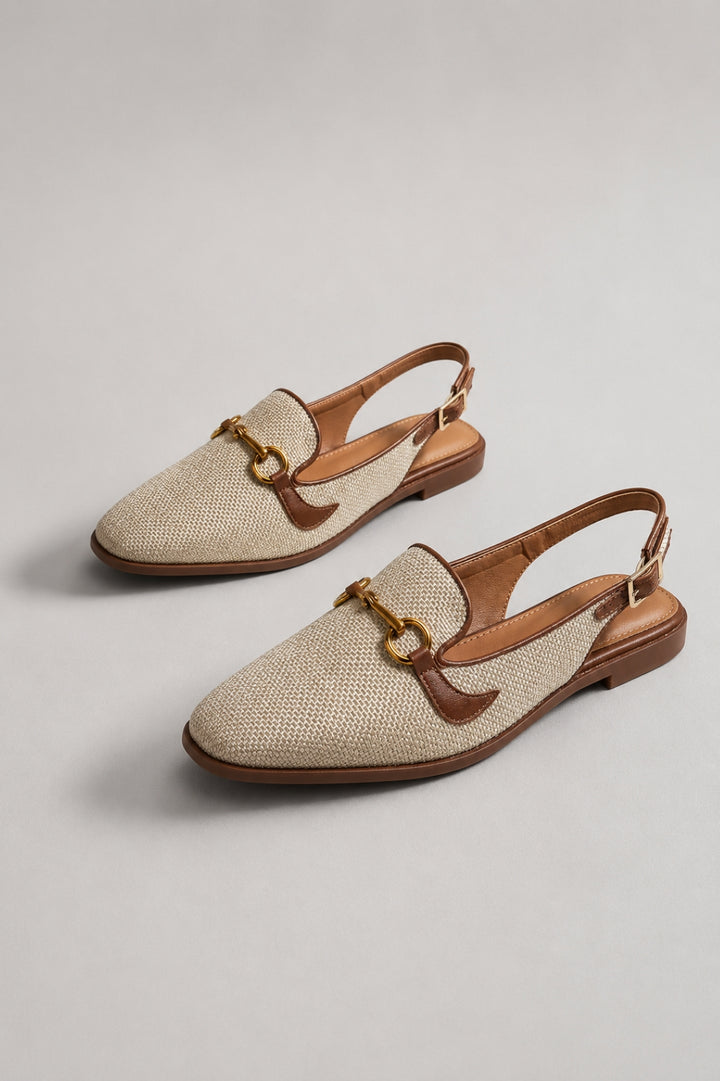 Schicke, figurbetonte Damensandalen | Beige mit Fersenriemen, geflochtener Struktur und goldenem Ziereleme
