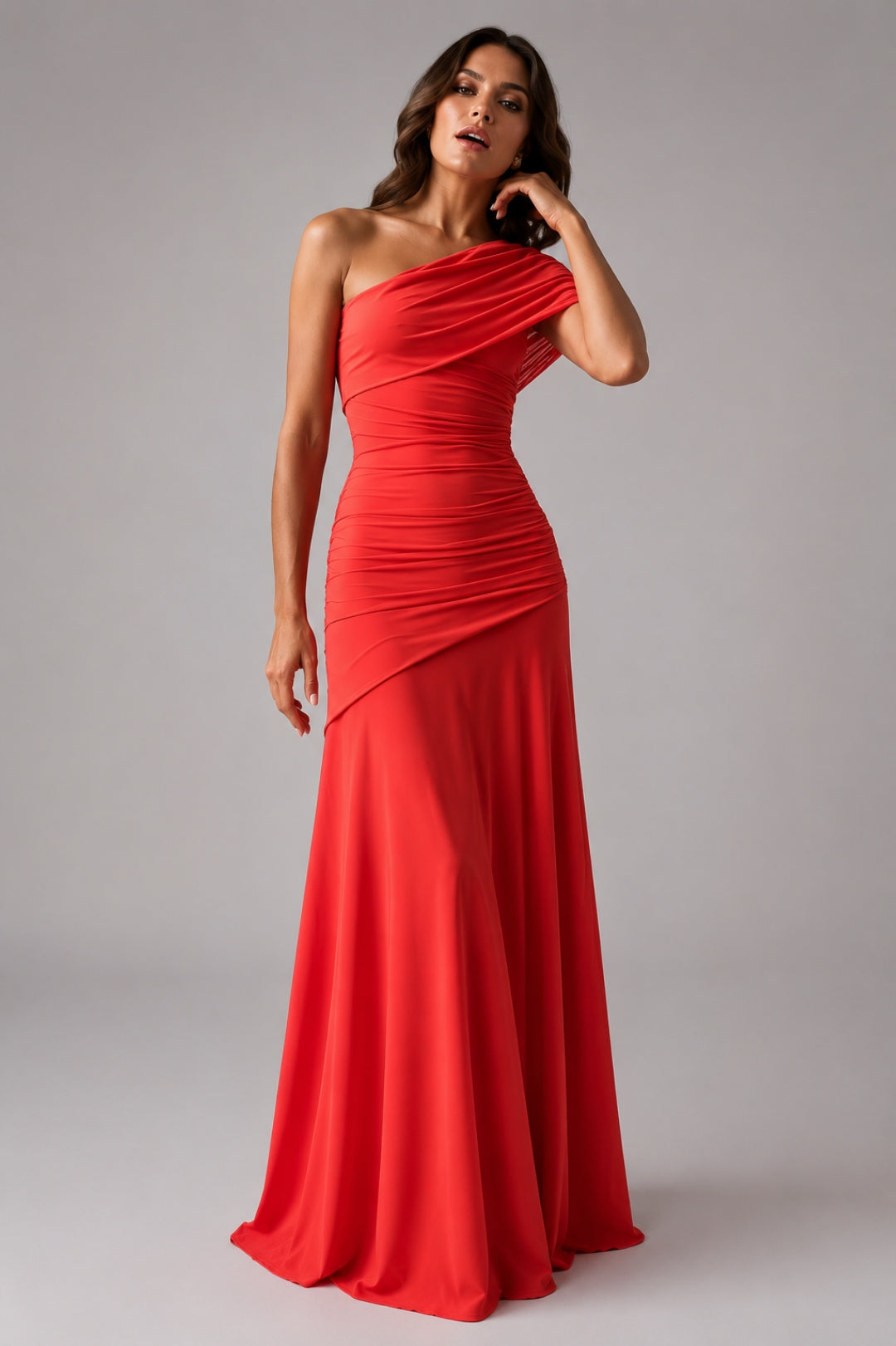 Schickes, figurbetontes Damenkleid | Ein-Schulter-Maxikleid in Koralle mit gerafftem Drapé und schlanker Silhouette