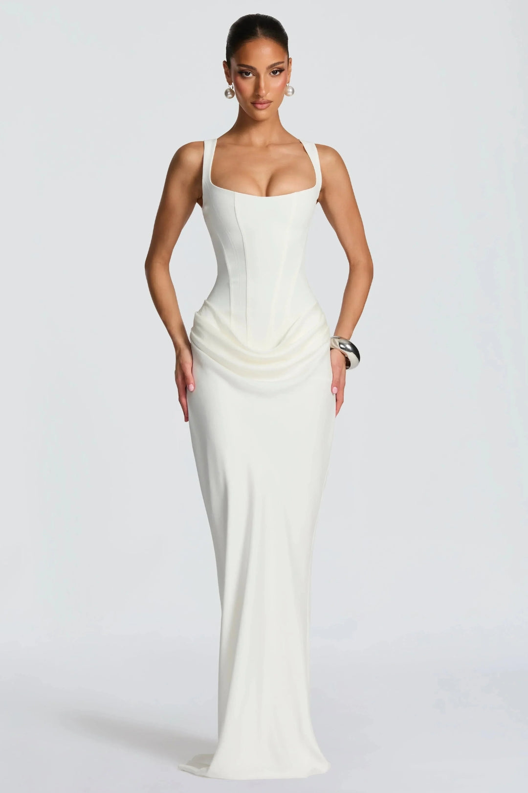 Elegantes, figurbetontes Damenkleid | Bordeauxrotes Maxikleid mit breiten Trägern, seitlichem Drapage und Korsettschnitt