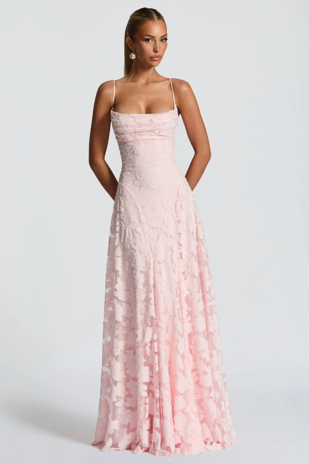 Romantisches Damenkleid im A-Linien-Schnitt | Rosa Maxikleid mit schmalen Trägern und floralen Applikationen
