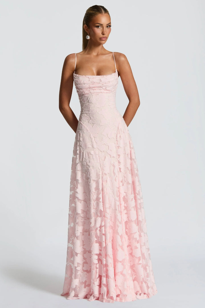 Romantisches Damenkleid im A-Linien-Schnitt | Rosa Maxikleid mit schmalen Trägern und floralen Applikationen