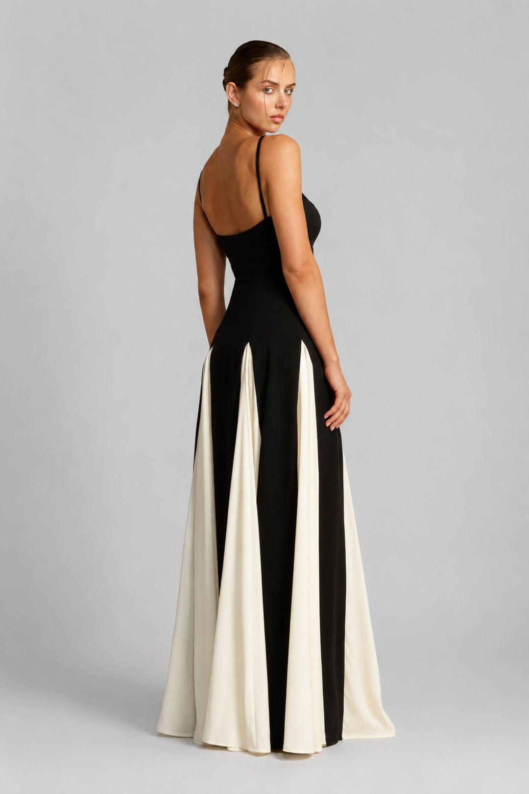 Elegantes, figurbetontes Damenkleid | Zweifarbiges Maxikleid in Schwarz und Weiß mit schmalen Trägern und ausgestelltem Rock