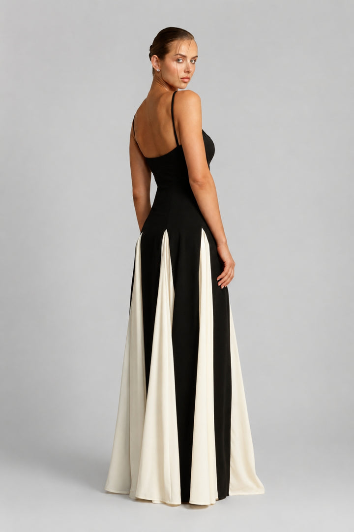 Elegantes, figurbetontes Damenkleid | Zweifarbiges Maxikleid in Schwarz und Weiß mit schmalen Trägern und ausgestelltem Rock