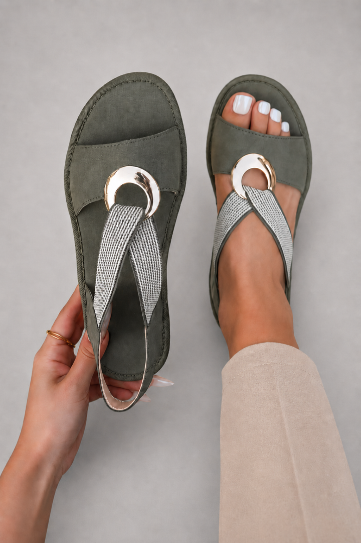 Schicke flache Damen-Sandalen | Gekreuzter Riemen, offene Spitze, Metallring-Detail