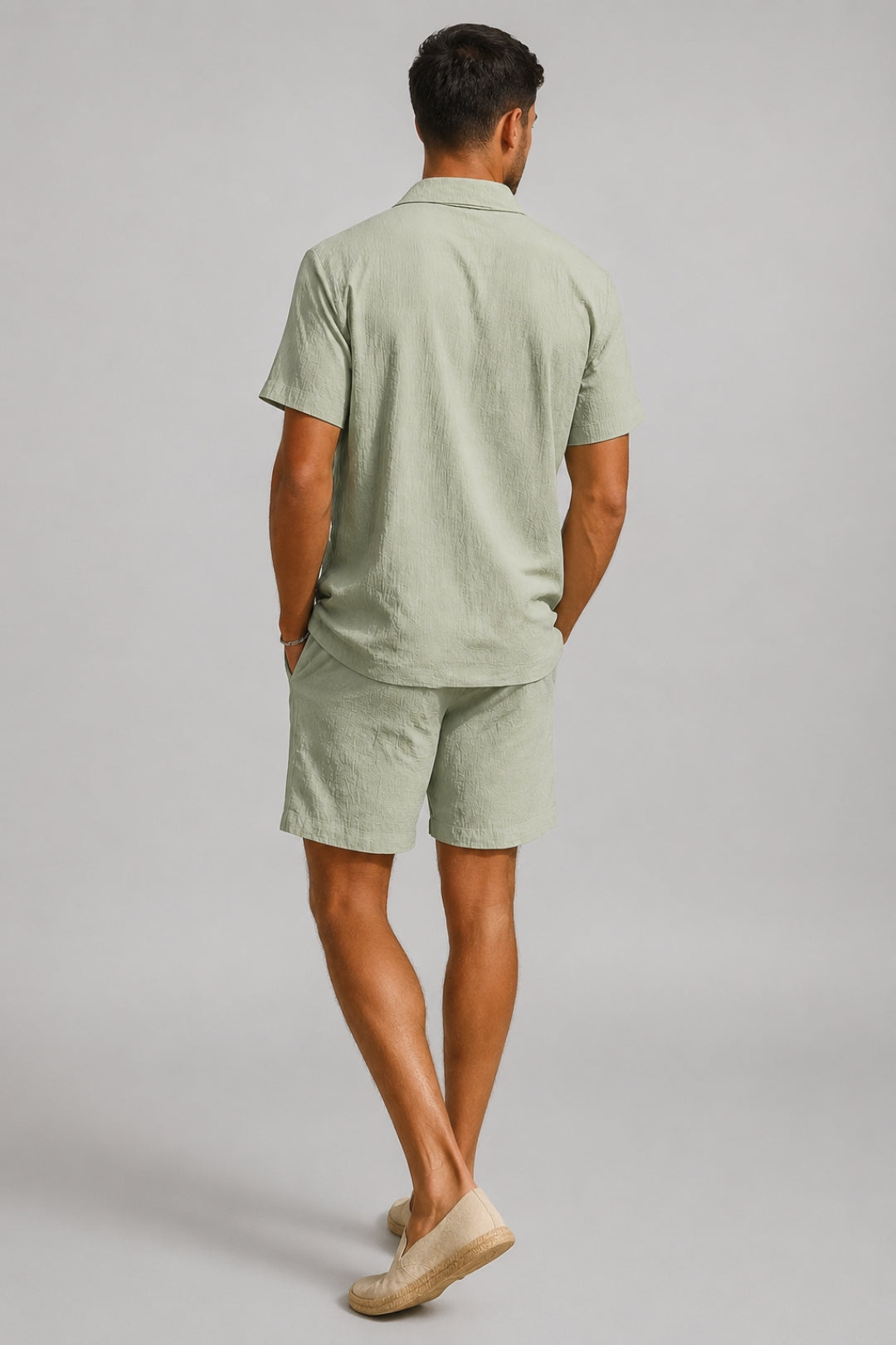 Sommer-Set aus Leinen für Herren: kubanisches Hemd und dazu passende, schicke Shorts