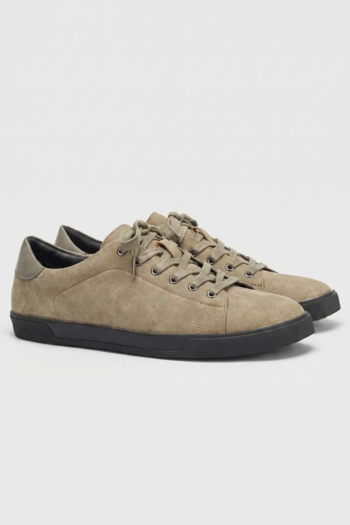 Herren-Sneaker im Low-Top-Schnitt | Minimalistischer Wildleder-Look | Ton-in-Ton-Schnürung | Urbaner Look