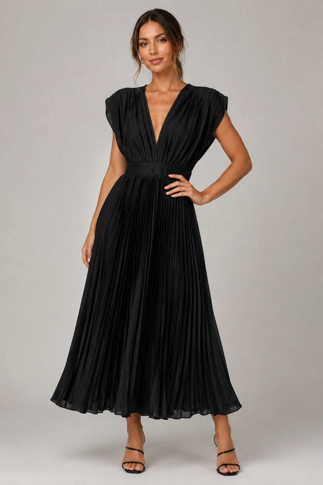 Elegantes, ausgestellt geschnittenes Damenkleid | Plissiert | V-Ausschnitt | Betonte Taille | Fließender Midi-Rock | Hochzeitsgäste