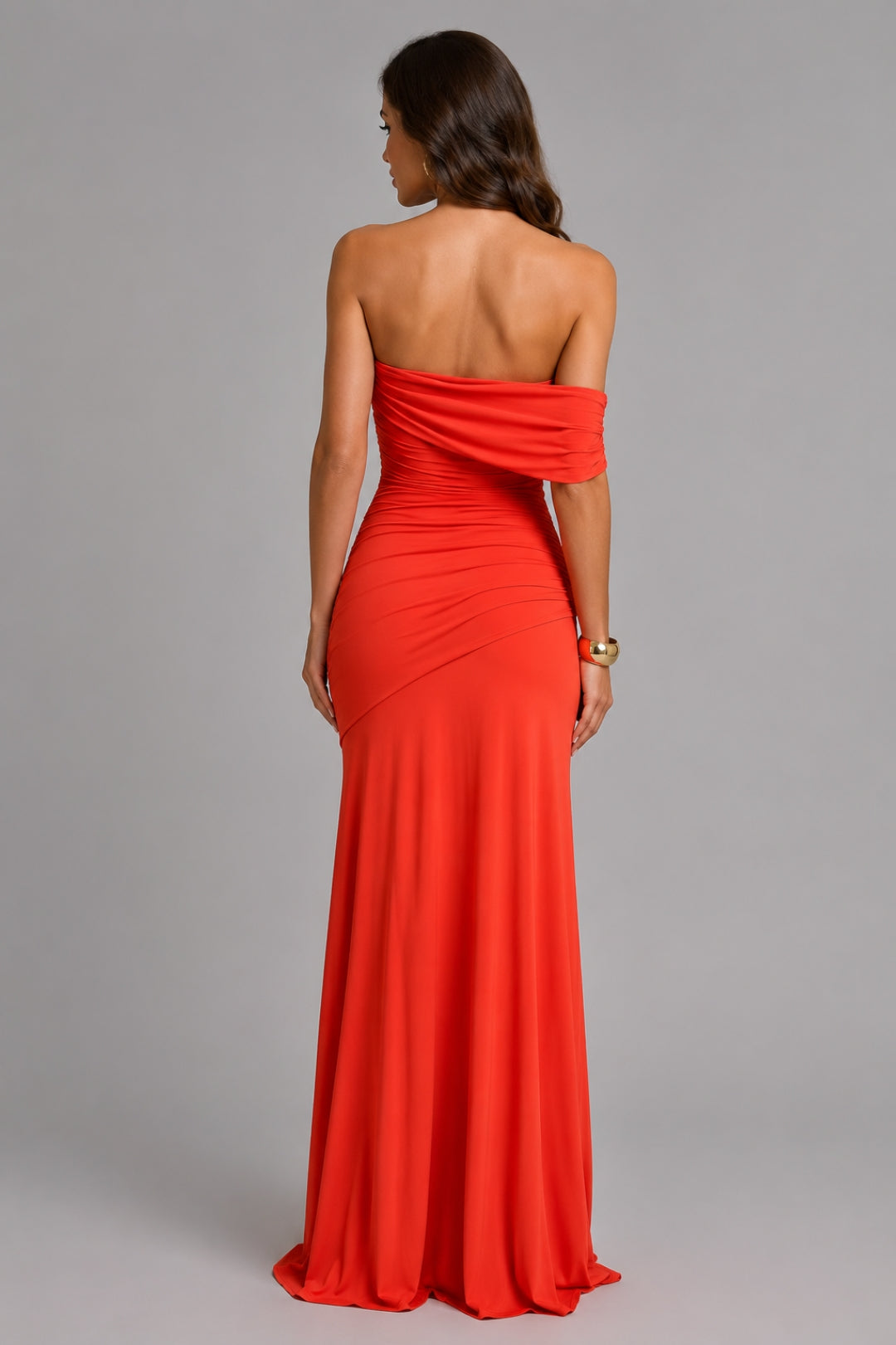 Schickes, figurbetontes Damenkleid | Ein-Schulter-Maxikleid in Koralle mit gerafftem Drapé und schlanker Silhouette