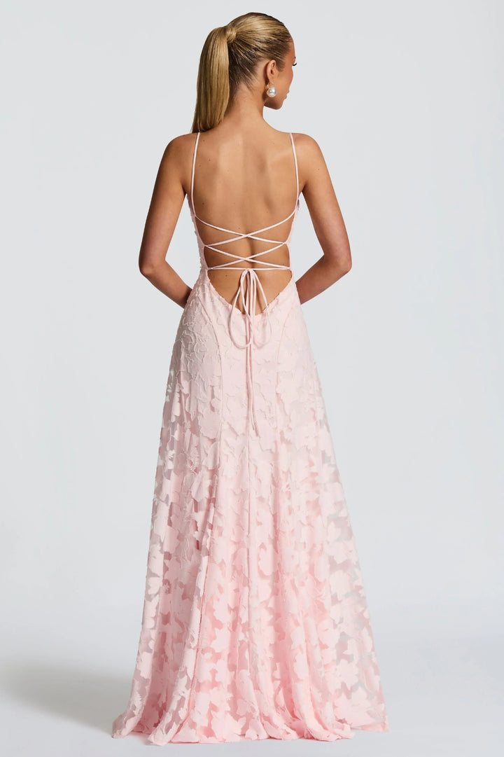 Romantisches Damenkleid im A-Linien-Schnitt | Rosa Maxikleid mit schmalen Trägern und floralen Applikationen
