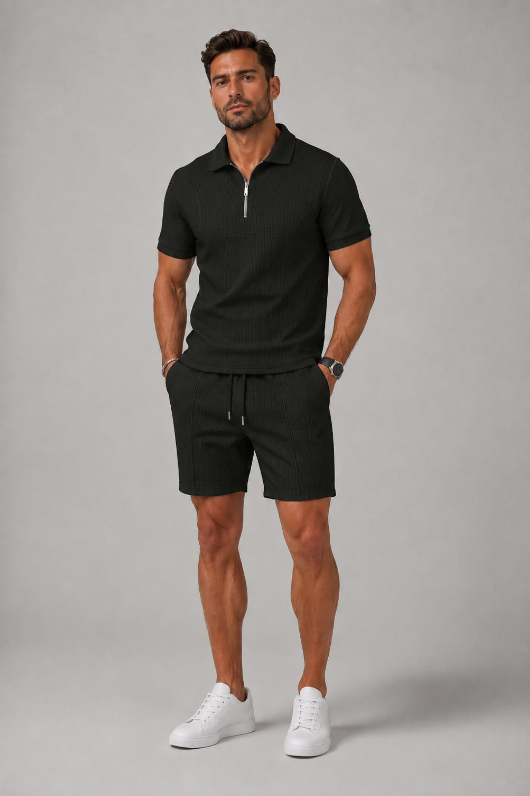 Herren-Set in taillierter Passform | Kurzärmliges Polohemd mit Reißverschluss und dazu passende Shorts mit Struktur