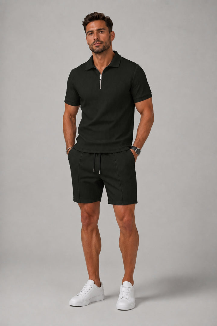 Herren-Set in taillierter Passform | Kurzärmliges Polohemd mit Reißverschluss und dazu passende Shorts mit Struktur
