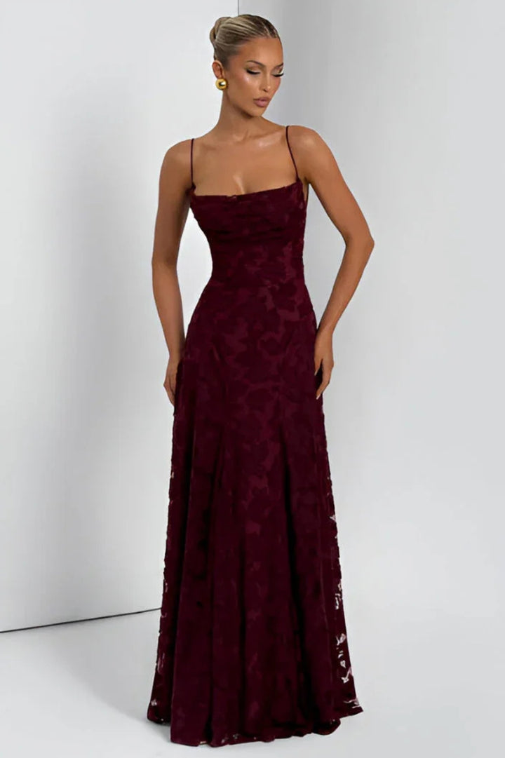Romantisches Damenkleid im A-Linien-Schnitt | Rosa Maxikleid mit schmalen Trägern und floralen Applikationen