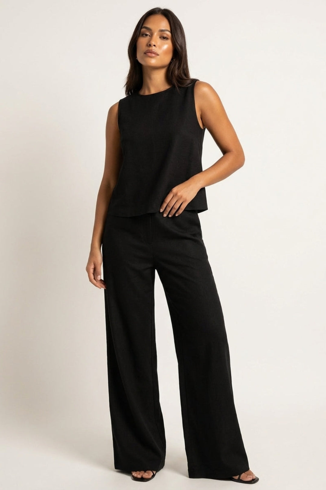 Modernes Damen-Set im fließenden Schnitt | Ärmelloses Oberteil und weite Hose im Leinen-Look