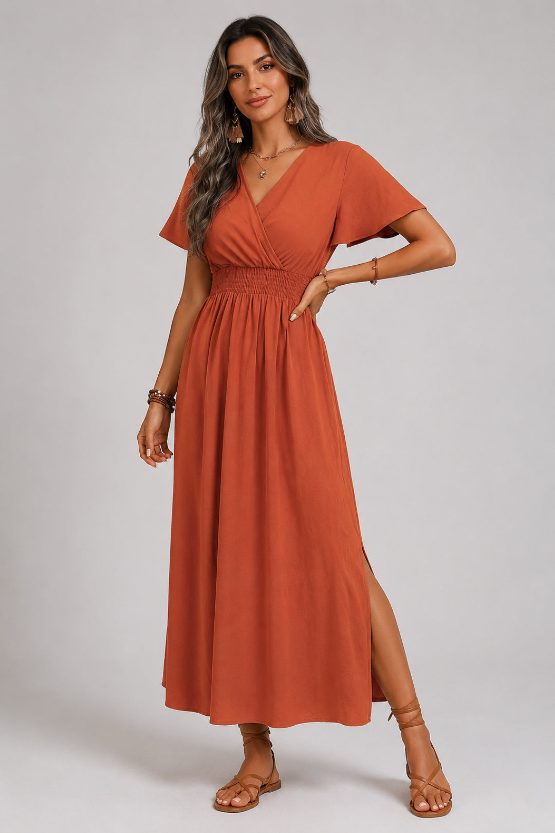 Boho-Kleid für Damen mit fließendem Schnitt | Langes Kleid in Salbeigrün mit gekreuztem V-Ausschnitt, gesmokter Taille und Schmetterlingsärmeln
