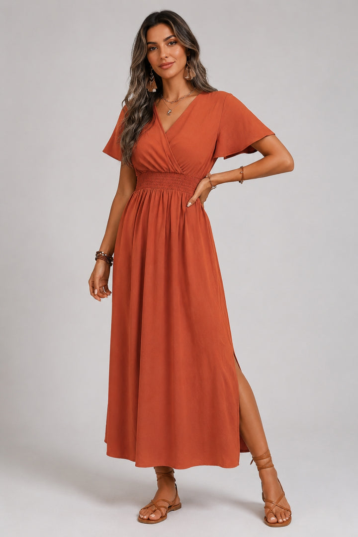 Boho-Kleid für Damen mit fließendem Schnitt | Langes Kleid in Salbeigrün mit gekreuztem V-Ausschnitt, gesmokter Taille und Schmetterlingsärmeln