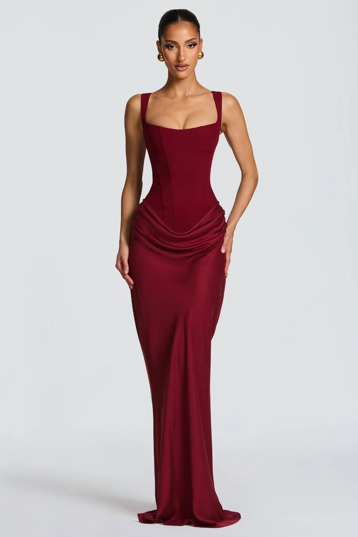 Elegantes, figurbetontes Damenkleid | Bordeauxrotes Maxikleid mit breiten Trägern, seitlichem Drapage und Korsettschnitt
