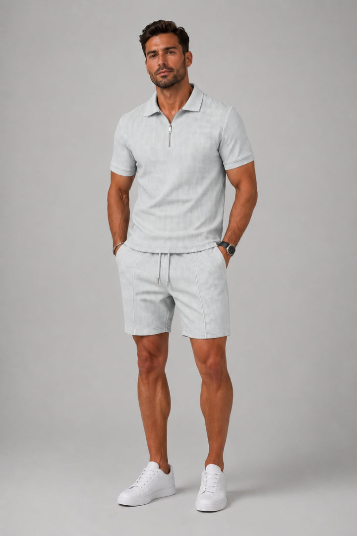 Herren-Set in taillierter Passform | Kurzärmliges Polohemd mit Reißverschluss und dazu passende Shorts mit Struktur