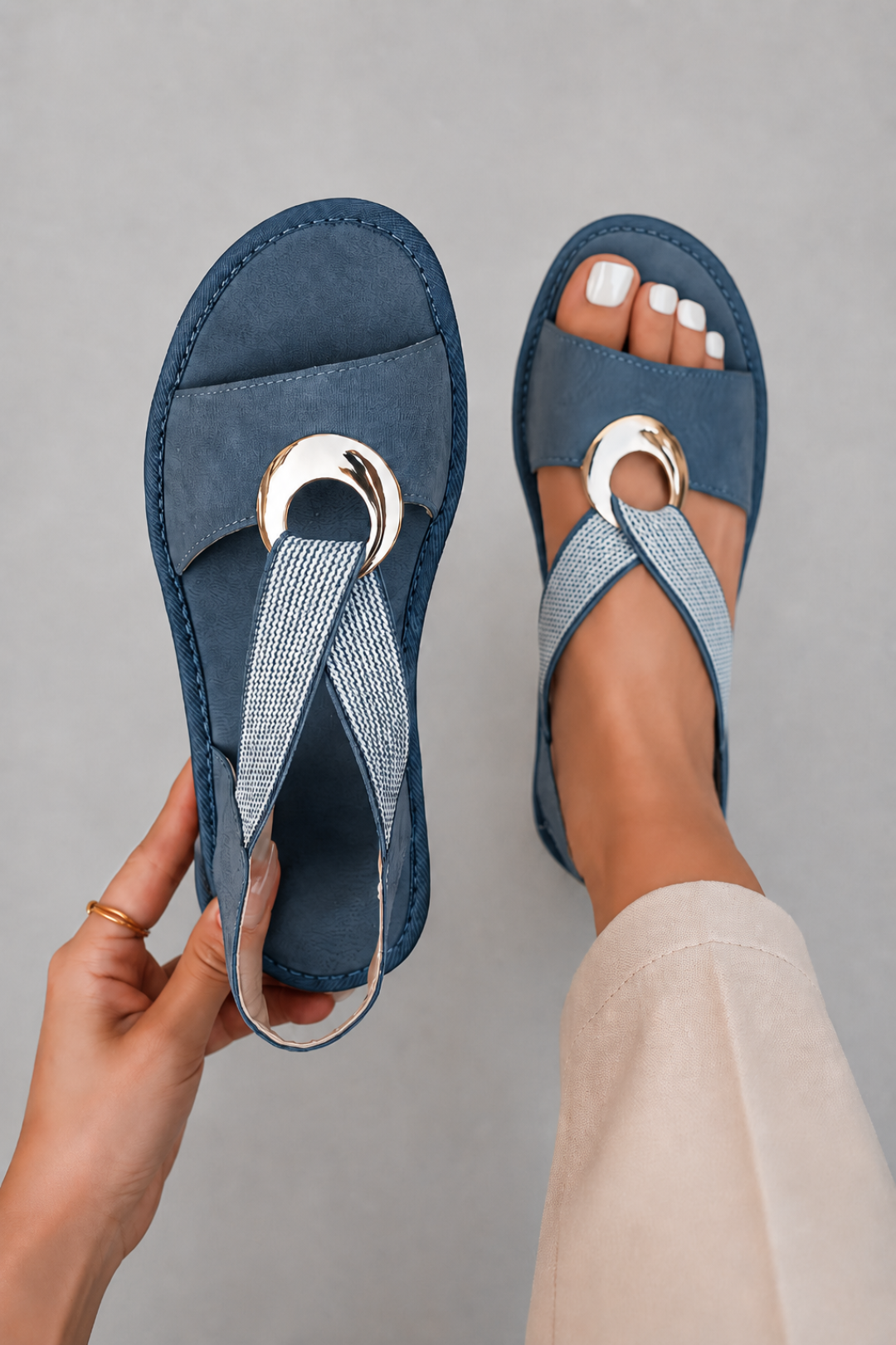 Schicke flache Damen-Sandalen | Gekreuzter Riemen, offene Spitze, Metallring-Detail