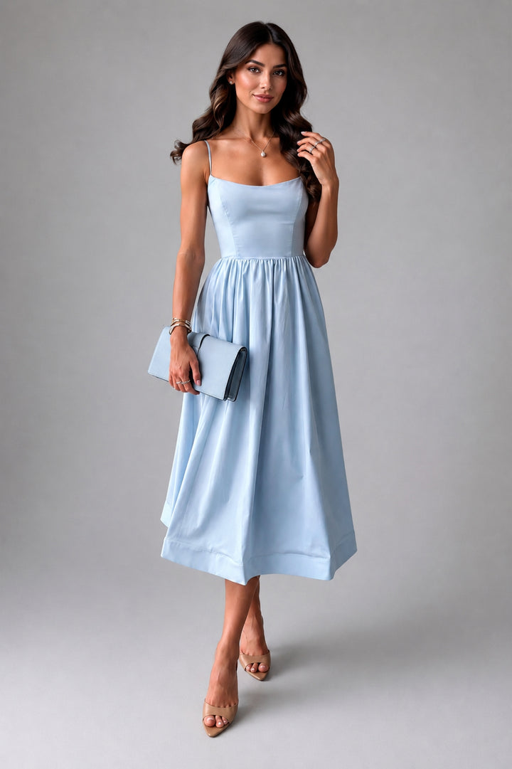 Schickes Damenkleid im ausgestellten Schnitt | Himmelblaues Midi-Kleid mit schmalen Trägern
