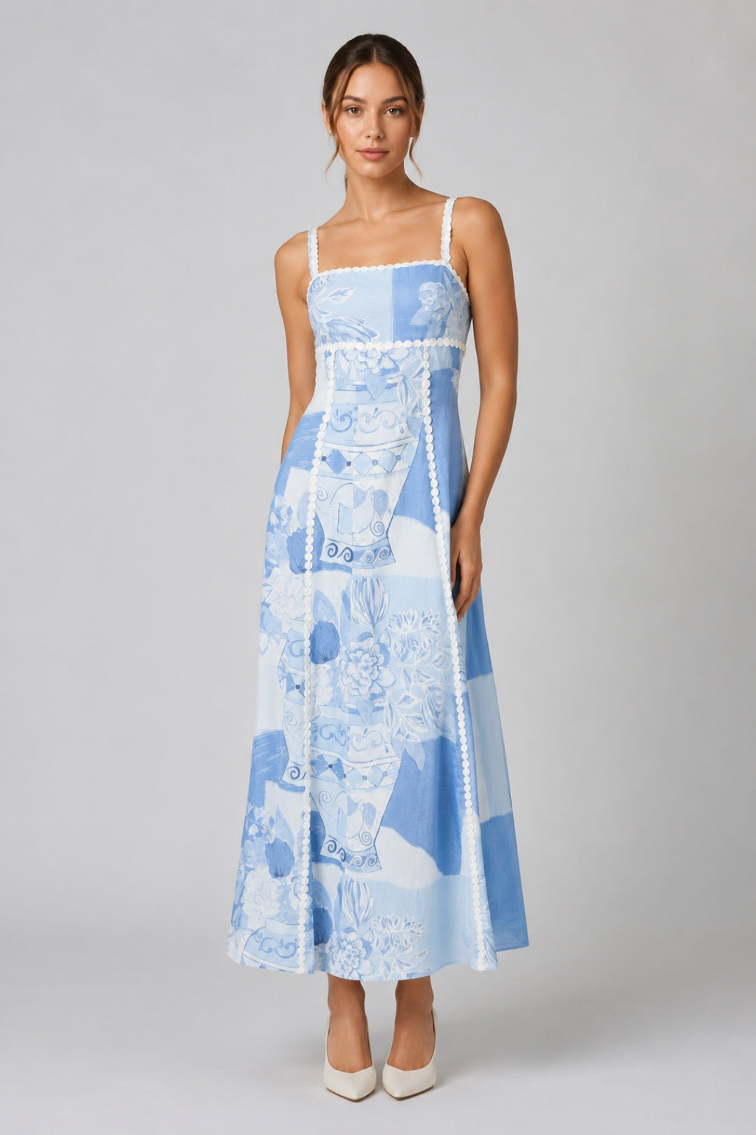 Elegantes, geradlinig geschnittenes Damenkleid | Lang, hellblau, mit Trägern und Spitzenoptik an den Säumen