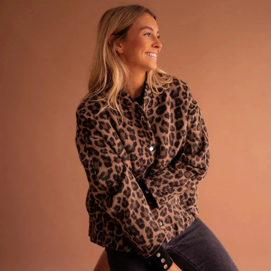 Irmtrud | Damen mit Leopardenmuster und Knopfleiste Übergangsjacke